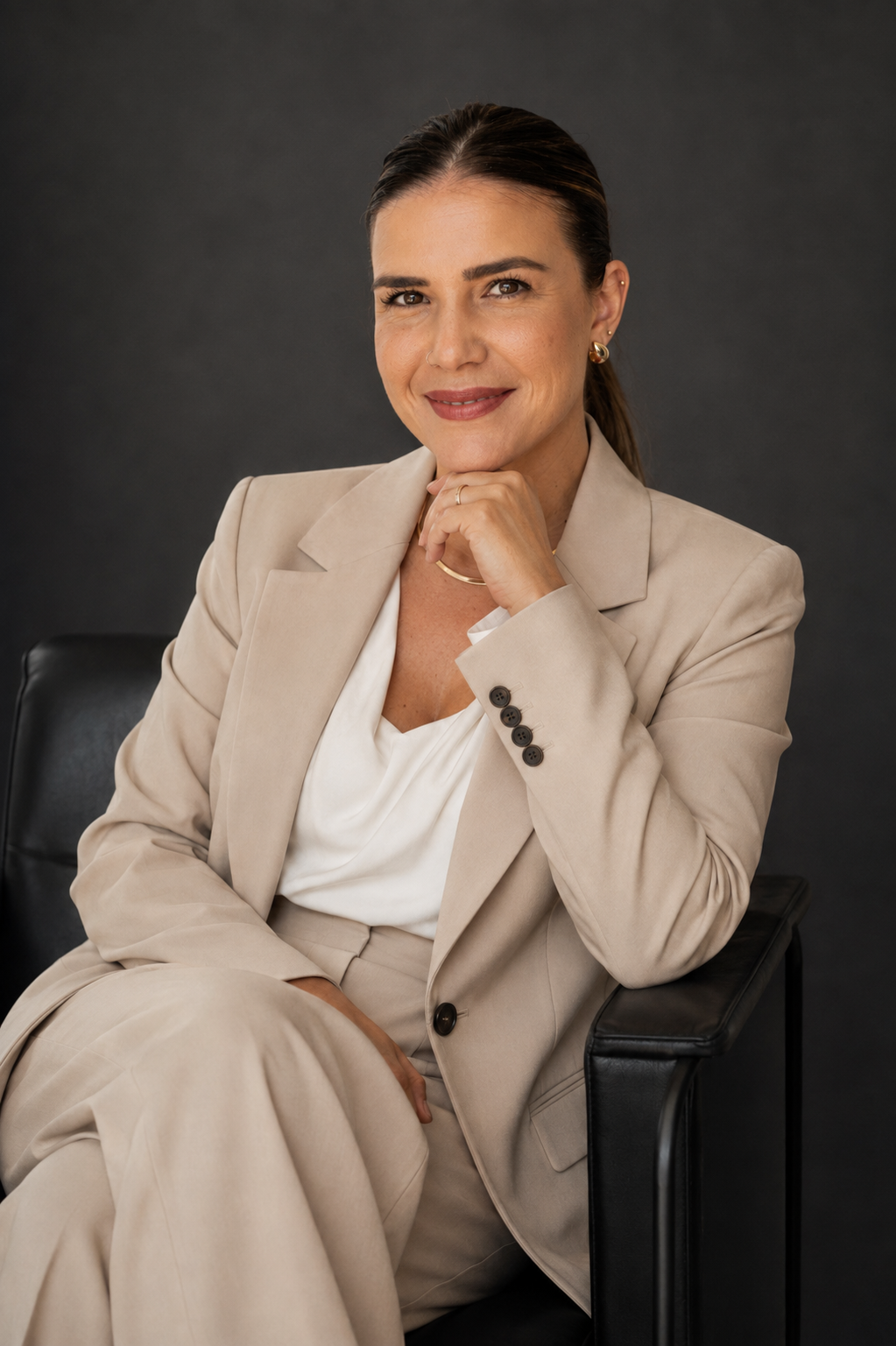 Vittoria Fiorese, consultora de branding, em ambiente de escritório editorial