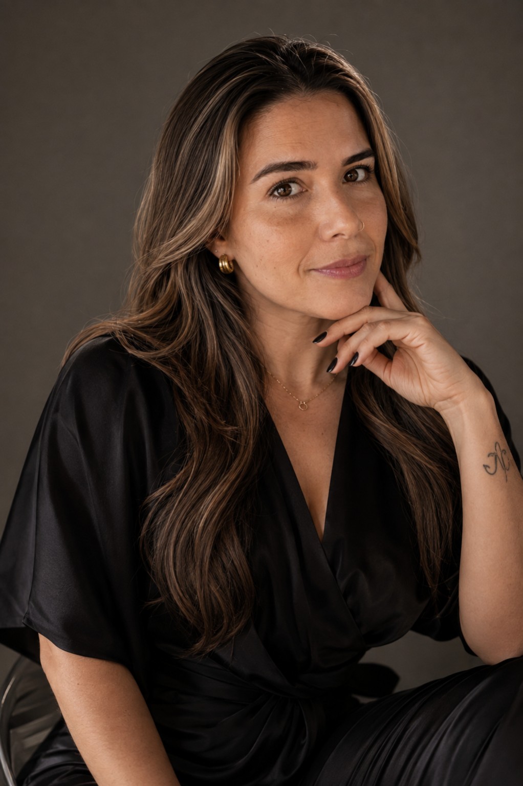 Retrato editorial de Vittoria Fiorese junto à janela